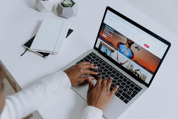 Comment une entreprise peut-elle gérer légalement le changement de statut d'un salarié?